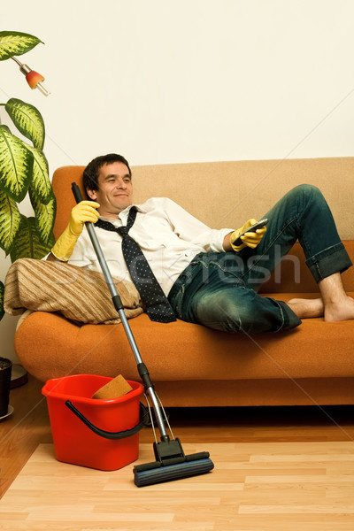 Fericit om televizor arăta curăţenie Imagine de stoc © emese73