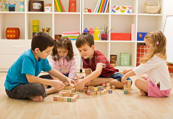 Kinder spielen Blöcke Stock Schwerpunkt Jungen Stock foto © emese73