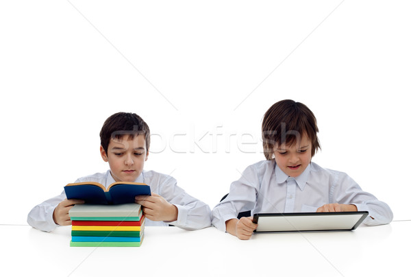 Doua băieţi lectură tabel una traditional Imagine de stoc © emese73