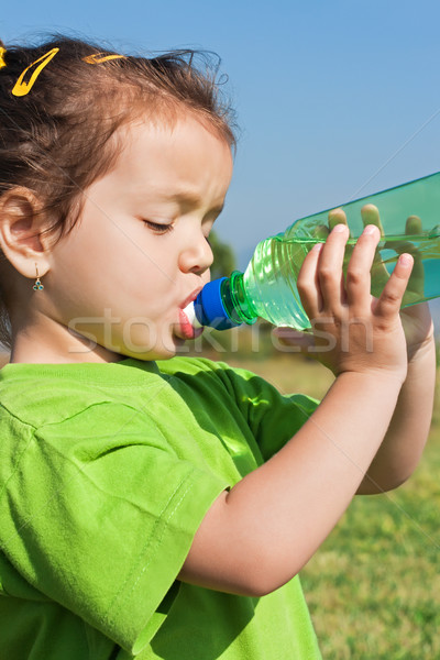 Petite fille eau potable potable eau douce eau main [[stock_photo]] © emese73