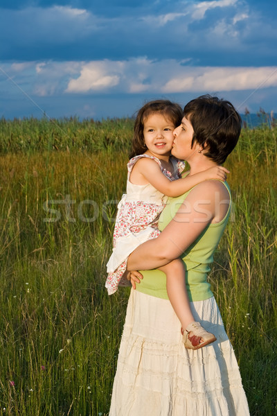 Kleines Mädchen Mutter außerhalb schönen Küssen Stock foto © emese73