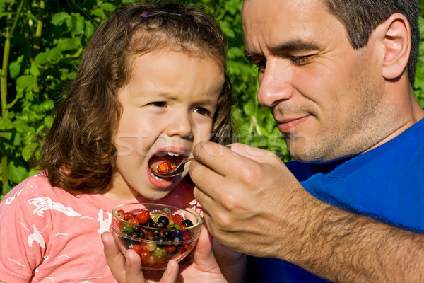 Kleines Mädchen Essen Früchte Vater frischen glücklich Stock foto © emese73