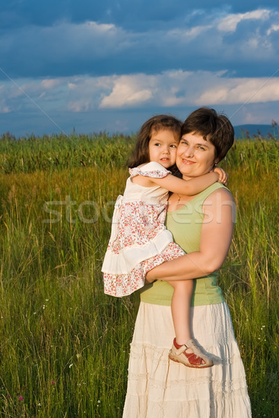 Stock foto: Kleines · Mädchen · Mutter · außerhalb · glücklich · Tochter