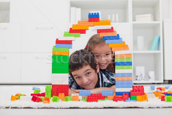 Copii joc blocuri fericit faţă construcţie Imagine de stoc © emese73