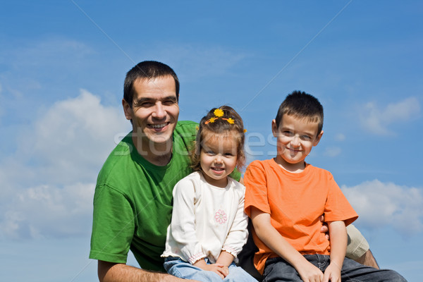 Glückliche Familie Sitzung Stein Vater glücklich Kinder Stock foto © emese73