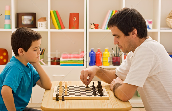 Familie joc şah tata fiu casă faţă Imagine de stoc © emese73