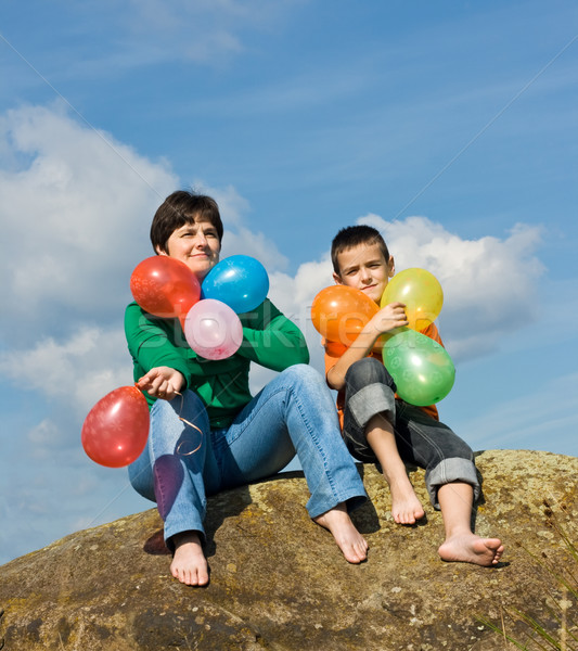 Fericit de familie şedinţei piatră femeie frumoasa baloane Imagine de stoc © emese73
