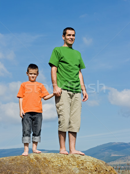 Glückliche Familie stehen Stein Vater-Sohn halten Hände Stock foto © emese73