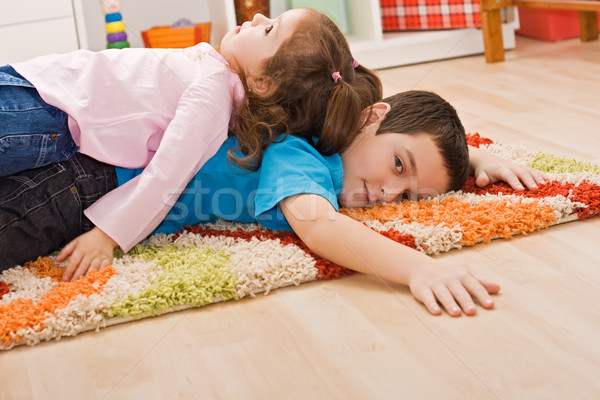 Zwei Kinder ruhend glücklich Stock Schwerpunkt Stock foto © emese73