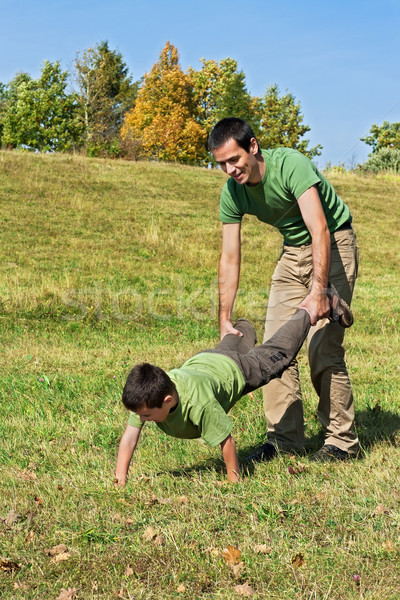 Vater-Sohn spielen außerhalb wenig Junge Vater Stock foto © emese73