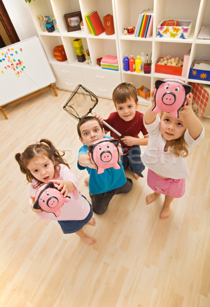 Stock foto: Kinder · spielen · glücklich · halten · Schwerpunkt · Sparschwein