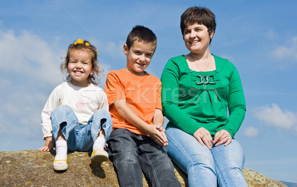 Glückliche Familie Sitzung Stein schöne Frau glücklich Kinder Stock foto © emese73