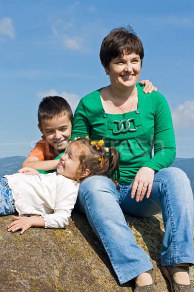 Stock foto: Glückliche · Familie · Sitzung · Stein · schöne · Frau · glücklich · Kinder