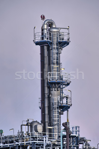 Industrial torre madrugada refinería hermosa luz Foto stock © emiddelkoop