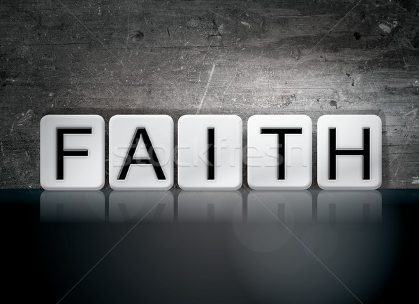 Credinţă pardoseala de gresie litere cuvant scris alb Imagine de stoc © enterlinedesign