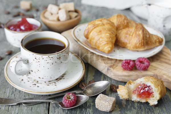 Dimineaţă cafea cornuri lumina mic dejun ceaşcă Imagine de stoc © Epitavi