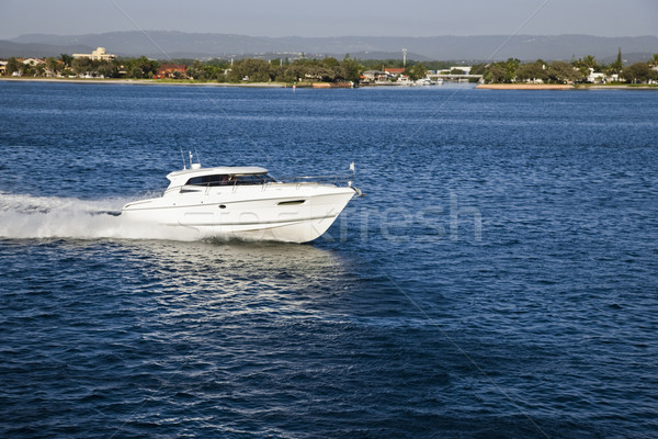 Wenig Motorboot Segeln schließen Küste Stock foto © epstock