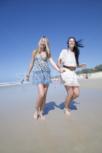 Zwei Schwestern läuft Strand Hand in Hand Wasser Stock foto © epstock