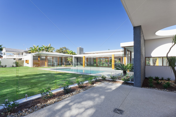 Luksusowy dwór nowoczesne podwórko basen australijczyk Zdjęcia stock © epstock