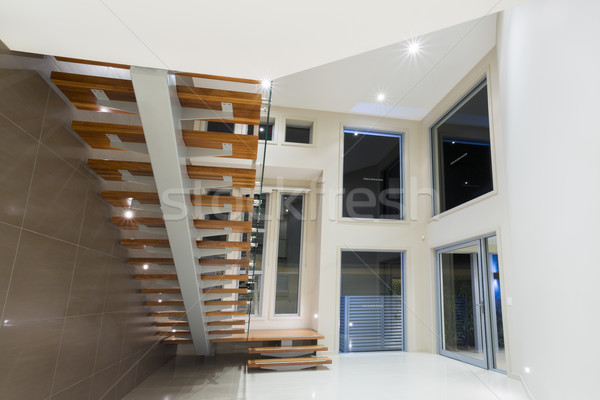 Modern fényűző palota kortárs fából készült lépcsőház Stock fotó © epstock