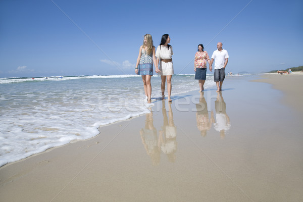 Familie Fuß Strand Hand in Hand Kinder glücklich Stock foto © epstock