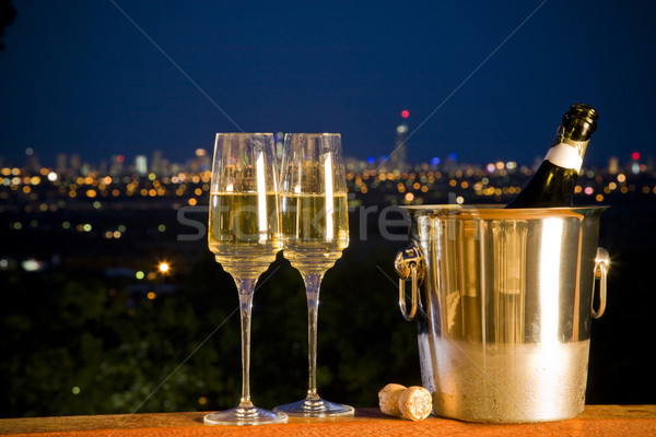 Stockfoto: Champagne · fles · twee · bril · nacht · skyline