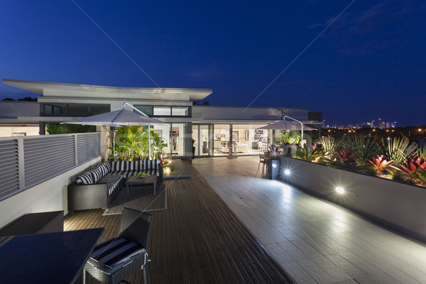 Modern erkély naplemente luxus penthouse ház Stock fotó © epstock