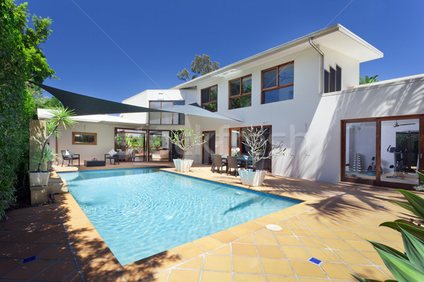 Foto stock: Quintal · piscina · moderno · australiano · mansão · céu