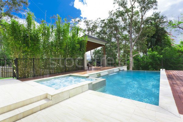 Piscina moderno quintal piscina elegante Foto stock © epstock