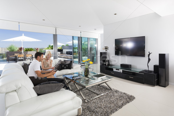 Paar Wohnzimmer entspannenden Couch Luxus Stock foto © epstock