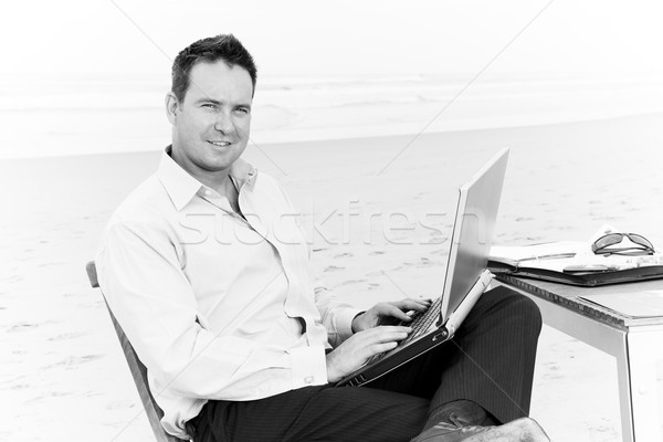 Foto stock: Homem · de · negócios · escritório · praia · negócio · internet · trabalhar