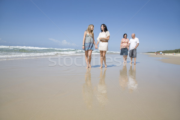 Familie Fuß Strand Hand in Hand Kinder glücklich Stock foto © epstock