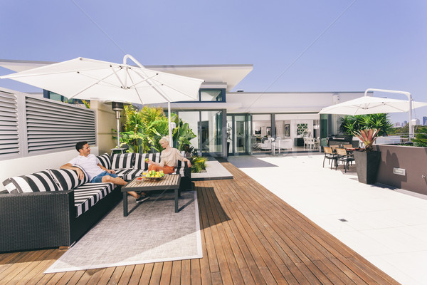 Anziehend Paar Balkon luxuriöse Dachwohnung Himmel Stock foto © epstock