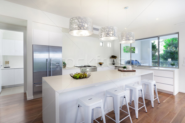 現代 キッチン スタイリッシュ オープン 計画 木材 ストックフォト © epstock