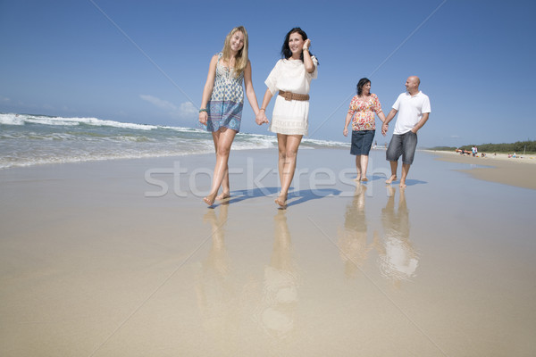 Család sétál tengerpart kéz a kézben gyerekek boldog Stock fotó © epstock