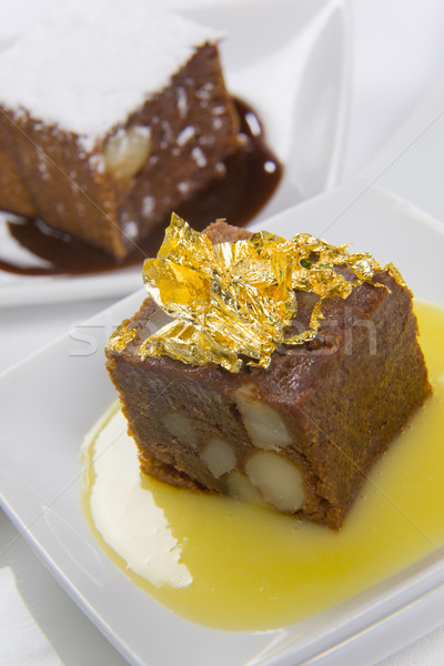 Tort crema sos aur servit alb Imagine de stoc © epstock