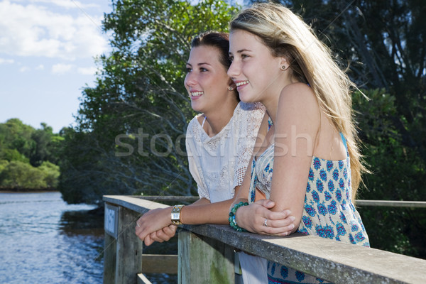 Stockfoto: Twee · meisjes · naar · uit · kreek