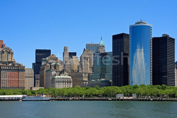 Scadea Manhattan clădirilor râu libertate insulă Imagine de stoc © ErickN