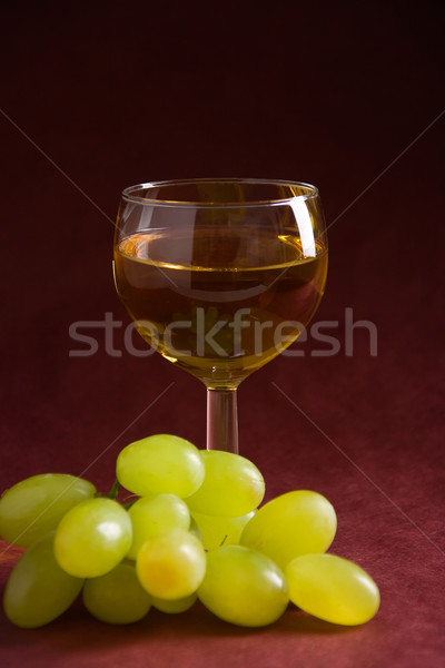 Vin struguri alb sticlă vin alb violet Imagine de stoc © ErickN