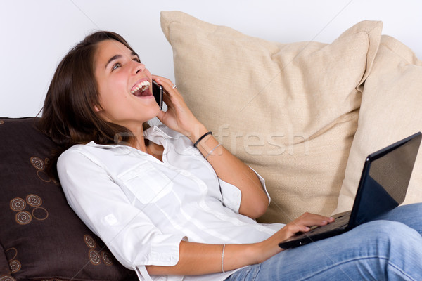 Dość młoda kobieta śmiechem telefonu Internetu Zdjęcia stock © ErickN