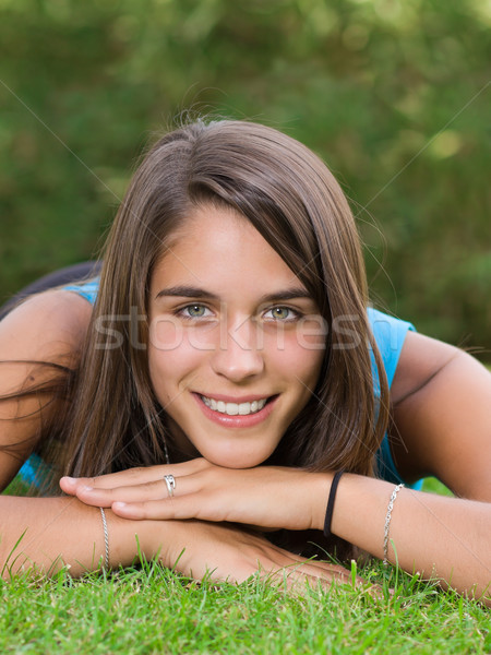 Bonitinho mulher jovem grama parque menina primavera Foto stock © ErickN