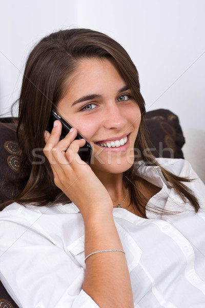 Atrakcyjny młoda kobieta mówić telefonu domu dziewczyna Zdjęcia stock © ErickN
