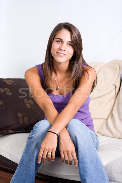 Bonitinho mulher jovem posando sofá mulher cabelo Foto stock © ErickN