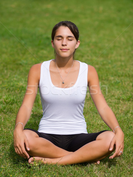 Bastante meditando hierba mujer nina Foto stock © ErickN