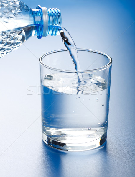 Gießen Wasser Glas Kunststoff Flasche blau Stock foto © erierika