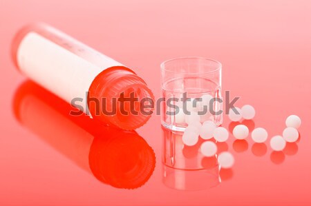 Homeopáticos pílulas recipiente vermelho plástico Foto stock © erierika