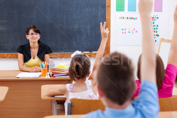 Stock foto: Lehrer · Studenten · Sitzung · Klassenzimmer · schauen · angehoben