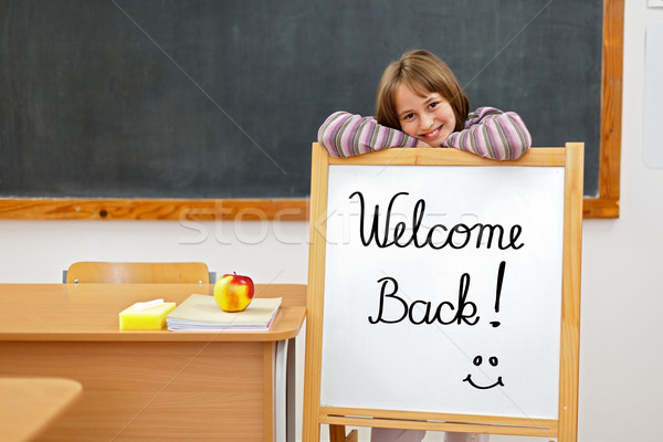 Willkommen Zurück in die Schule Bord Klassenzimmer hinter Stock foto © erierika