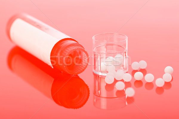 Homeopatikus tabletták konténer piros tükröződő tabletta Stock fotó © erierika