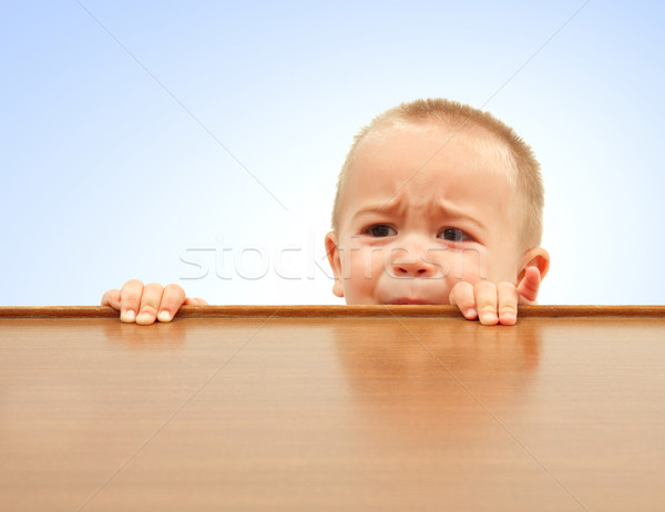 Felfelé néz asztal szomorú kicsi fiú néz Stock fotó © erierika